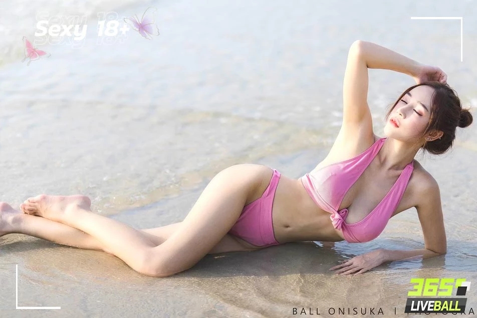 น้องอิ๋ว นางแบบสาวสุดเซ็กซี่ มากับบีกินี่สีชมพูสดใสรับลมร้อนริมชายหาด