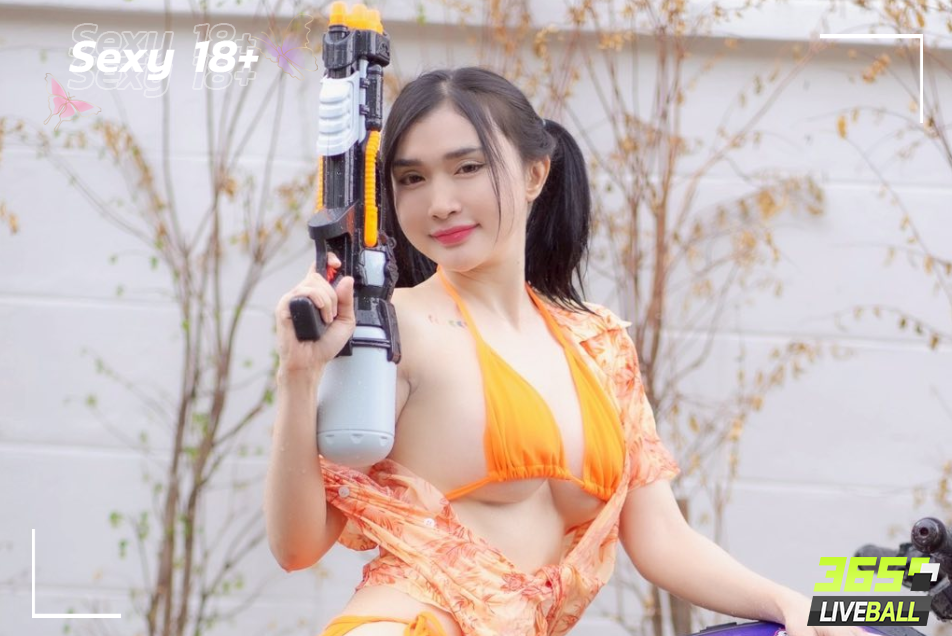 น้องพลอย ออกมาเล่นน้ำสงกรานต์ ให้หนุ่มๆได้ปะแป้งกันฉ่ำๆ